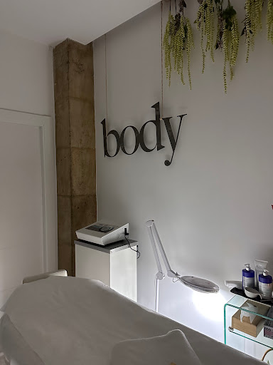 Centro de Belleza Granada. Lover Body - Microblading y micropigmentación Granada.